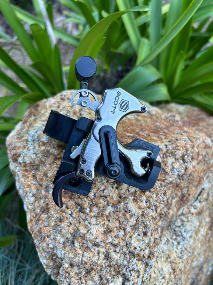 AOT magnetic release holder for the Scott Apex and Apex Core thumb releases, M-L, right hand