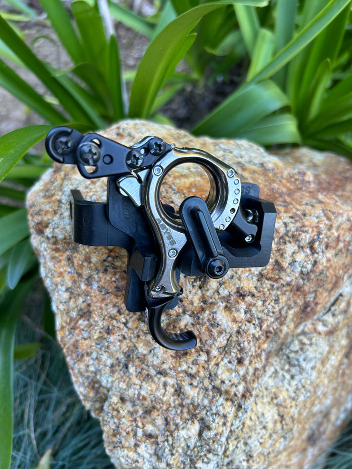 AOT magnetic release holder for the TRU-Ball Abyss Flex thumb release, Medium and Large, right hand