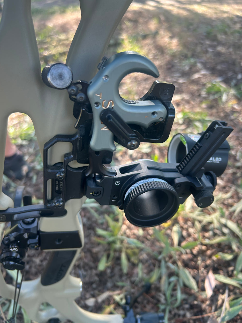 AOT Hoyt Alpha Picatinny mounting bracket for release holders