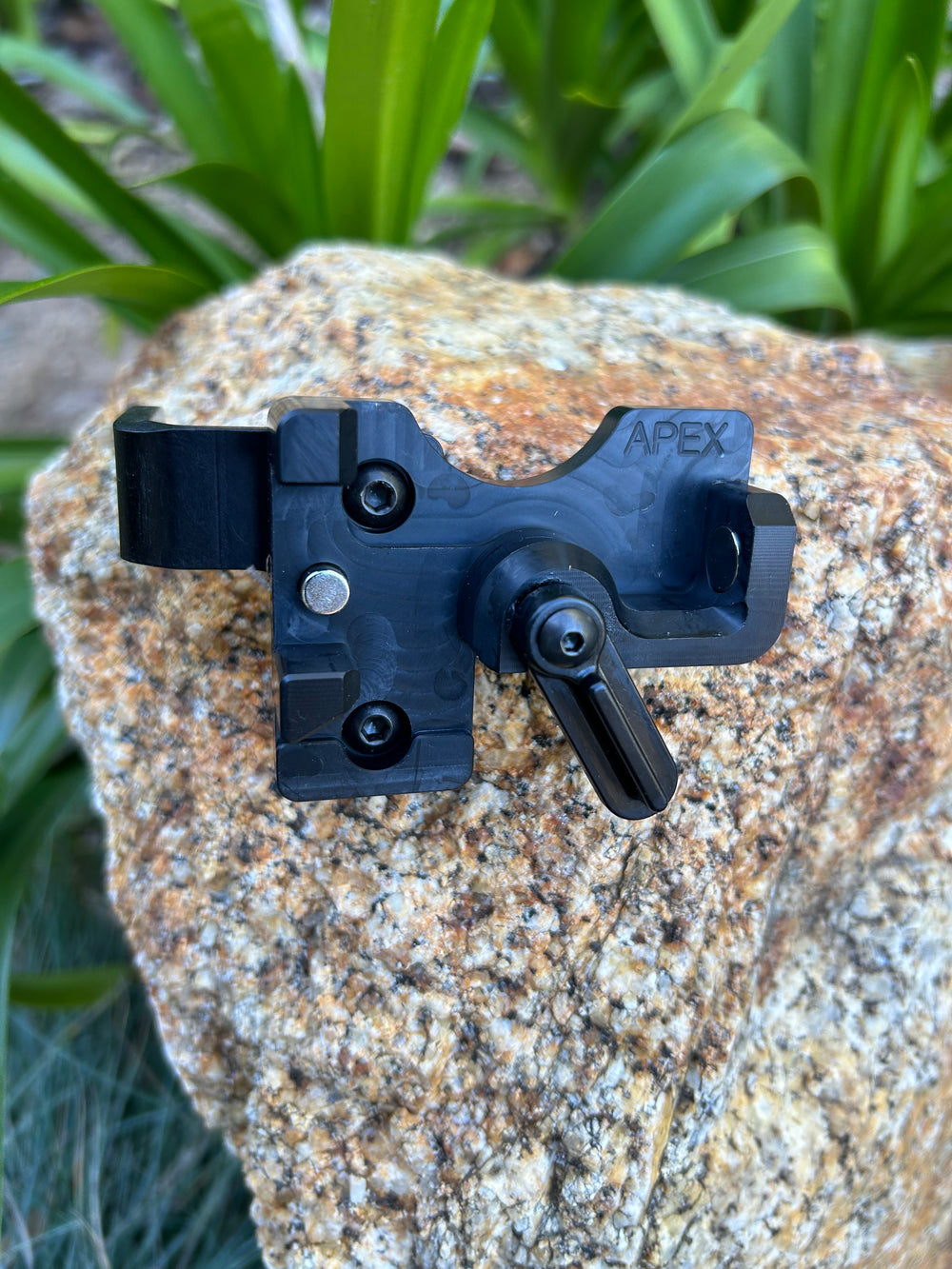 AOT magnetic release holder for the Scott Apex and Apex Core thumb releases, M-L, right-handed