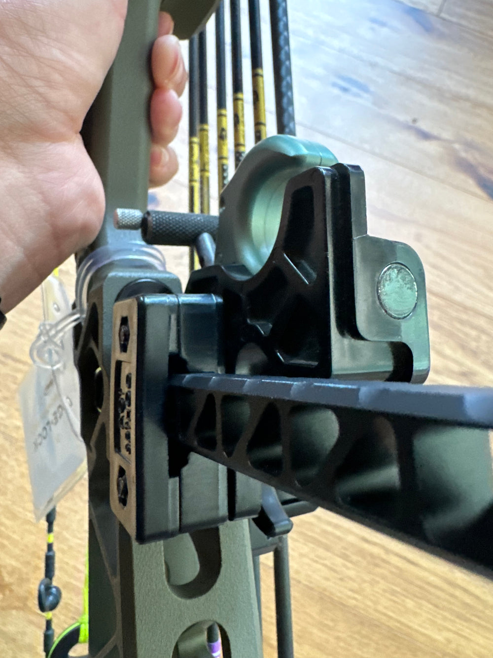 AOT clamp for Spot-hogg dovetail sight bars and Mathews Bridge-Lock, for mounting an AOT release holder