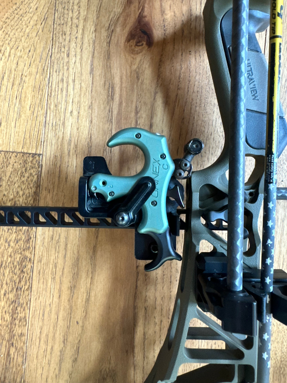 AOT clamp for Spot-hogg dovetail sight bars and Mathews Bridge-Lock, for mounting an AOT release holder