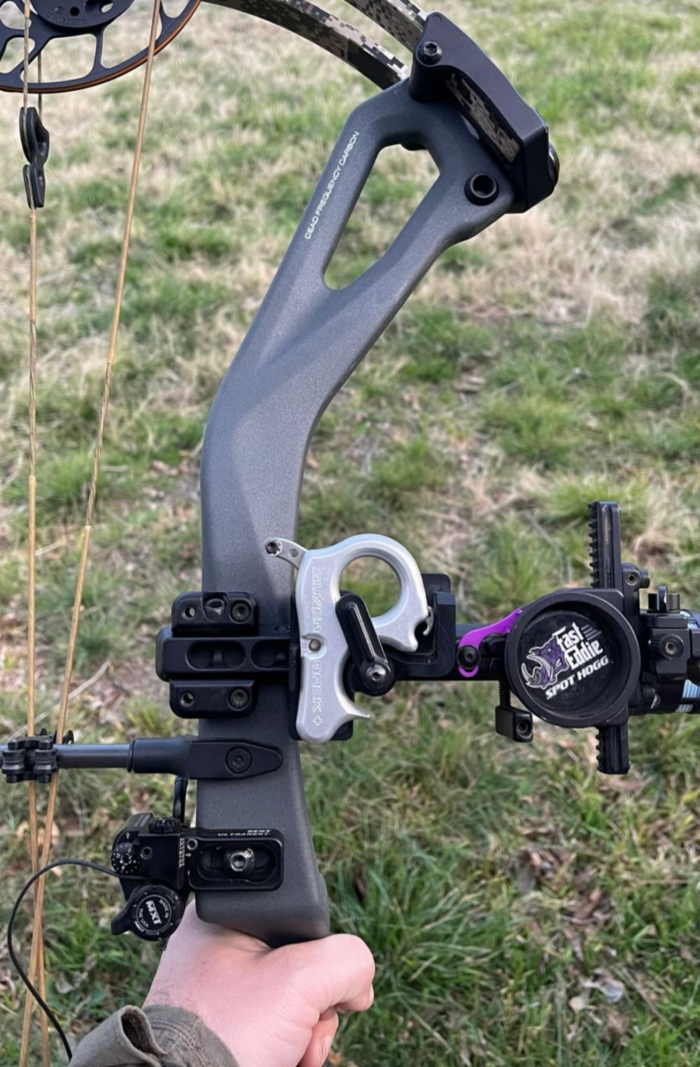 AOT clamp for Spot-hogg dovetail sight bars and Mathews Bridge-Lock, for mounting an AOT release holder