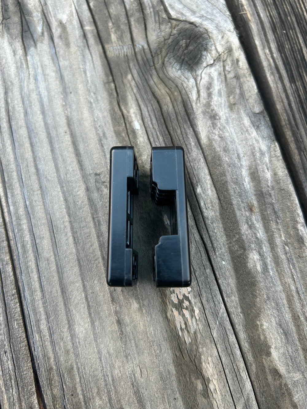 AOT clamp for Spot-hogg dovetail sight bars and Mathews Bridge-Lock, for mounting an AOT release holder