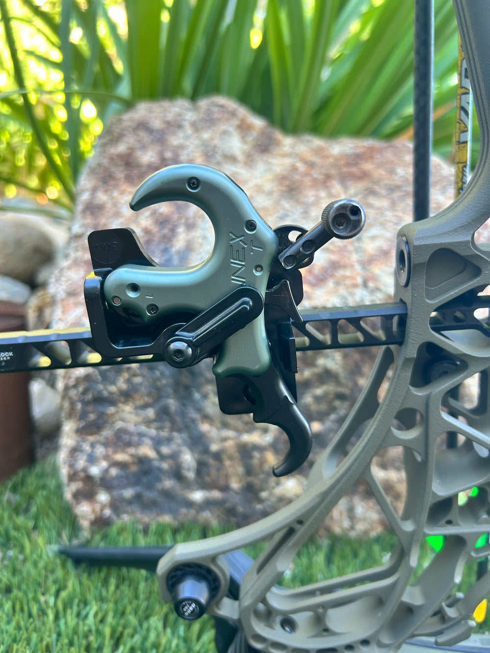 AOT magnetic release holder for the Stan OnneX thumb and Click, Large, XL and XXL, left-handed, on the Spot-hogg dovetail / Mathews Bridge-Lock clamp mounting option
