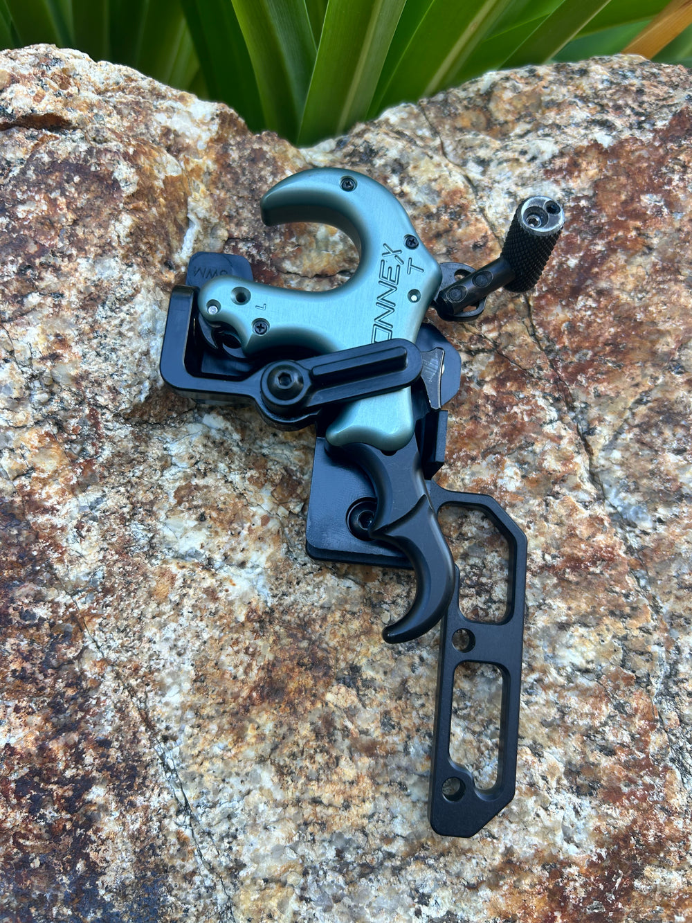 AOT magnetic release holder for the Stan OnneX thumb and Click, Large, XL and XXL, left-handed, on the Hoyt Alpha Picatinny bracket mounting option