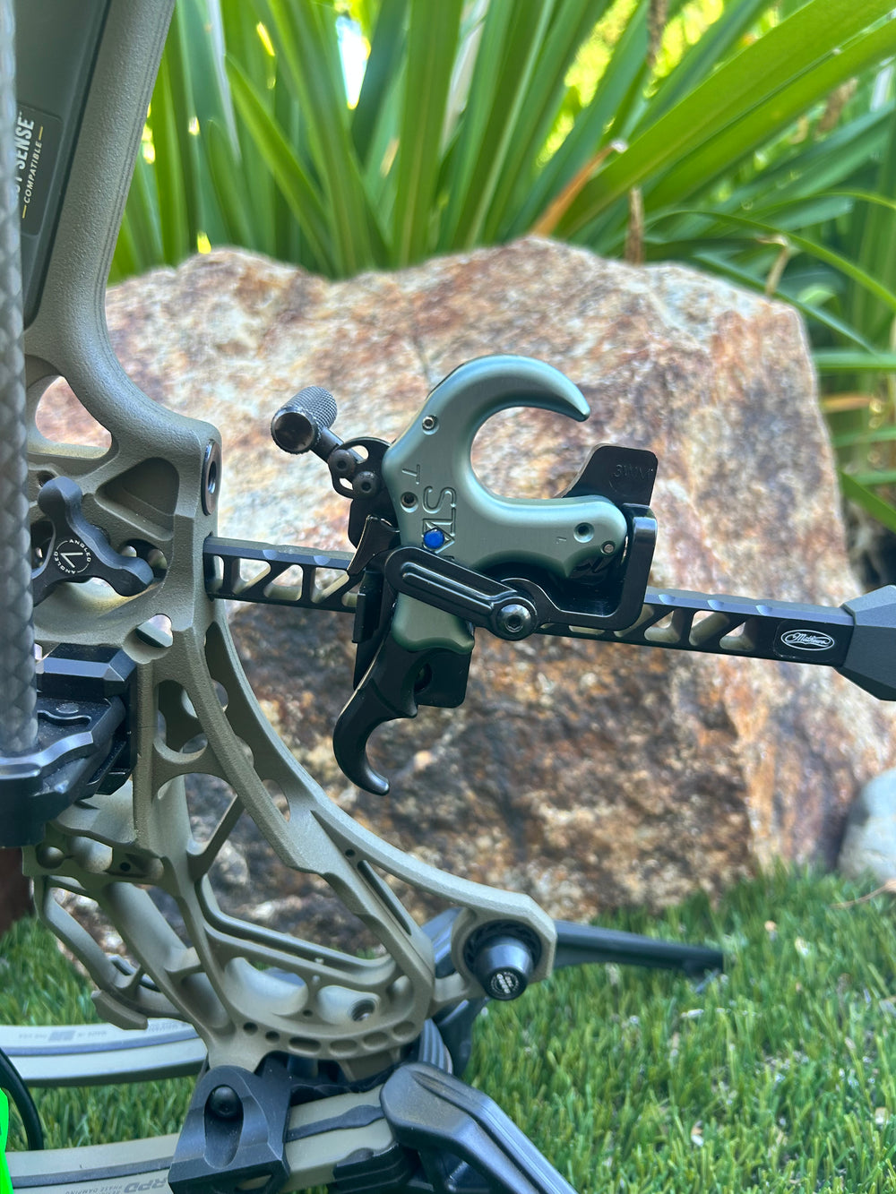 AOT magnetic release holder for the Stan OnneX thumb and Click, Large, XL and XXL, right-handed, on the Spot-hogg dovetail / Mathews Bridge-Lock clamp mounting option