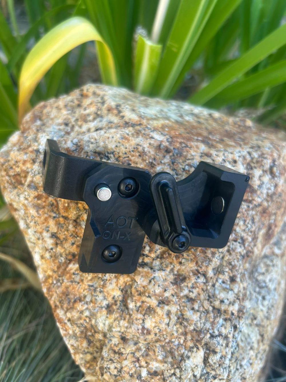 AOT magnetic release holder for the Stan OnneX thumb (Small, Medium) and TRU-Ball Ridgepoint Pro, right-handed