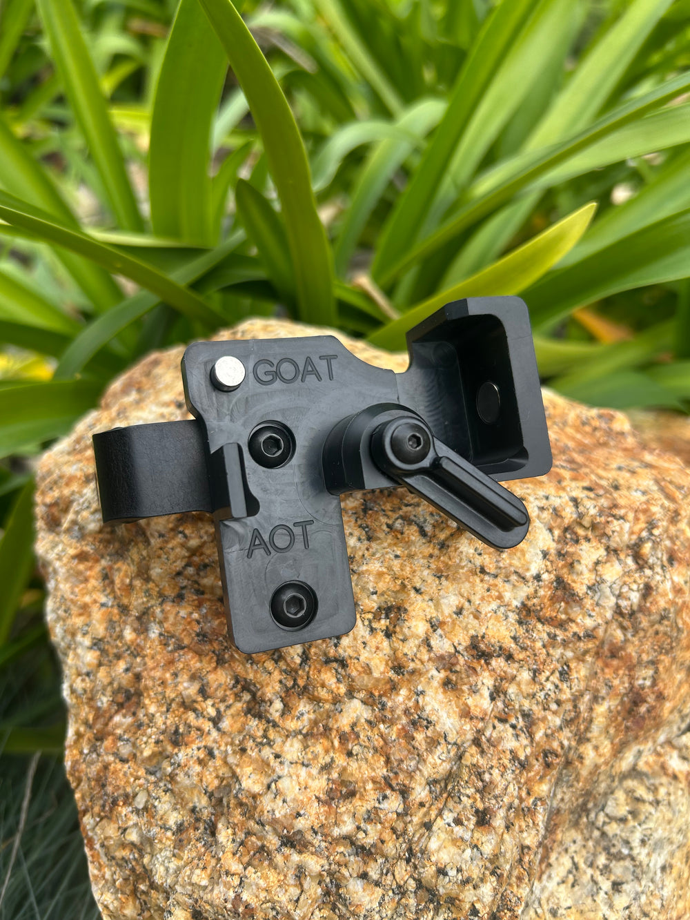 AOT magnetic release holder for the TRU-Ball Goat thumb release, Medium and Large, right-handed