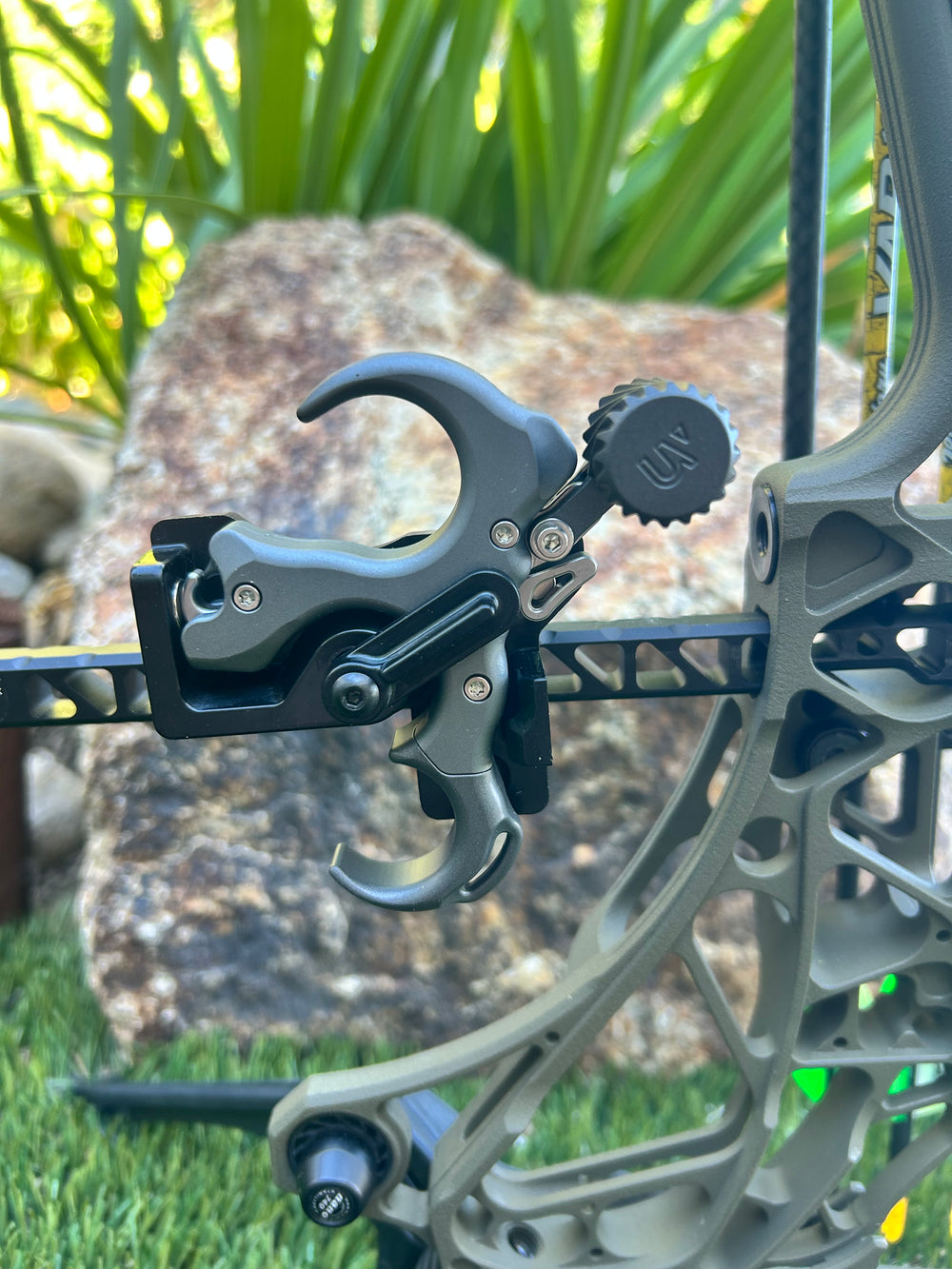 AOT magnetic release holder for the UltraView Gen 1 thumb release, left-handed, on the Spot-hogg dovetail / Mathews Bridge-Lock clamp mounting option