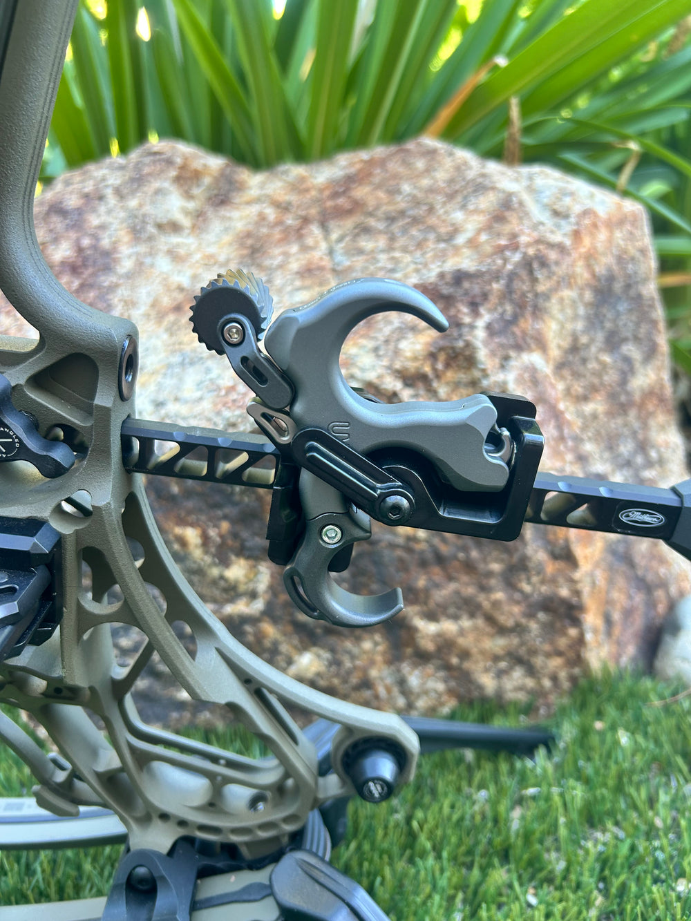 AOT magnetic release holder for the UltraView Gen 1 thumb release, right-handed, on the Spot-hogg dovetail / Mathews Bridge-Lock clamp mounting option