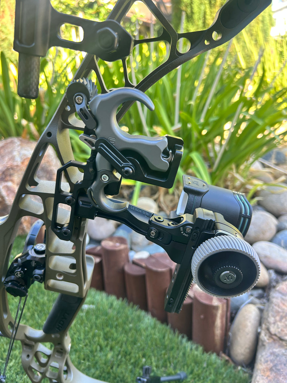 AOT magnetic release holder for the UltraView Gen 1 thumb release, right-handed, on the Hoyt Alpha Picatinny bracket mounting option