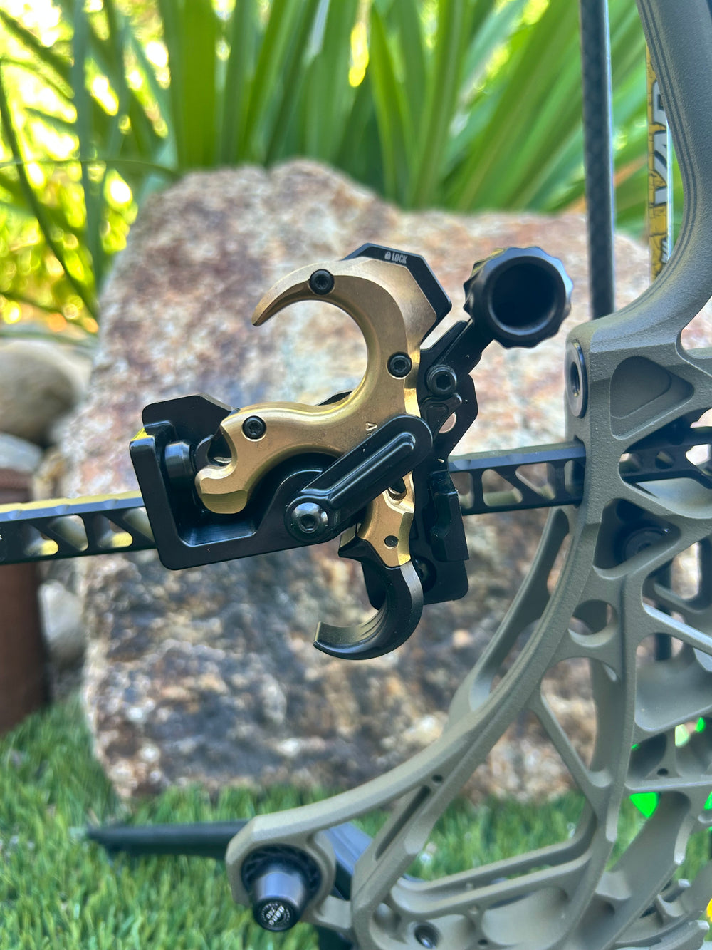 AOT magnetic release holder for the UltraView Gen 2 thumb release, left-handed, on the Spot-hogg dovetail / Mathews Bridge-Lock clamp mounting option