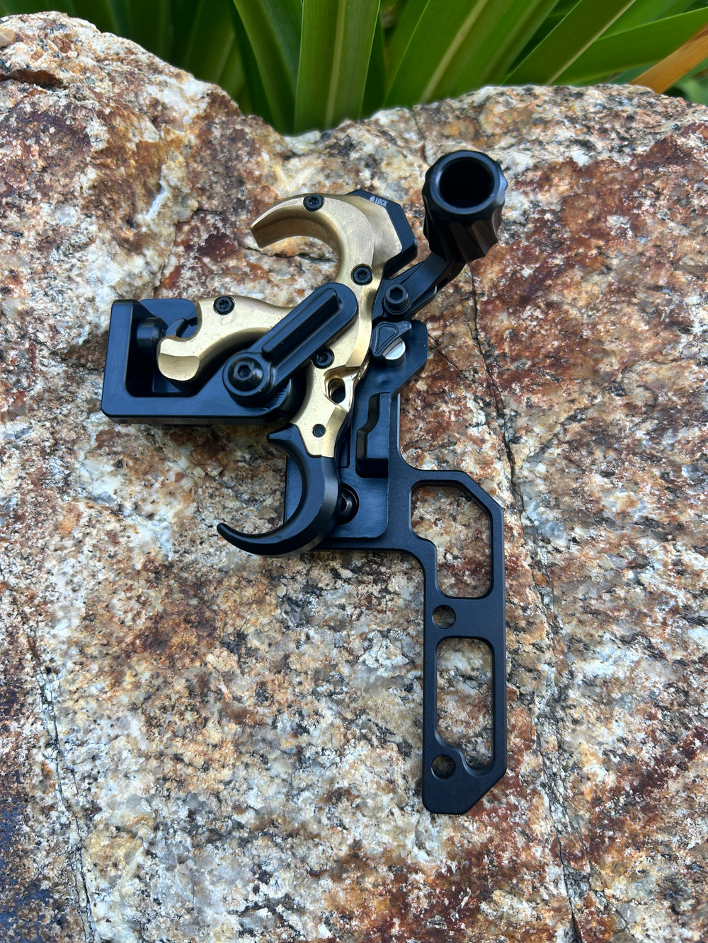 AOT magnetic release holder for the UltraView Gen 2 thumb release, left-handed, on the Hoyt Alpha Picatinny bracket mounting option