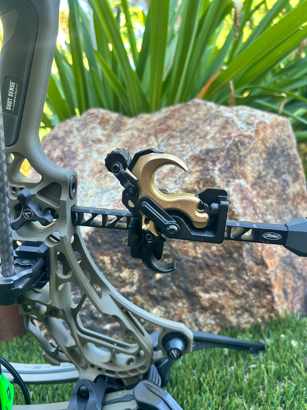 AOT magnetic release holder for the UltraView Gen 2 thumb release, right-handed, on the Spot-hogg dovetail / Mathews Bridge-Lock clamp mounting option