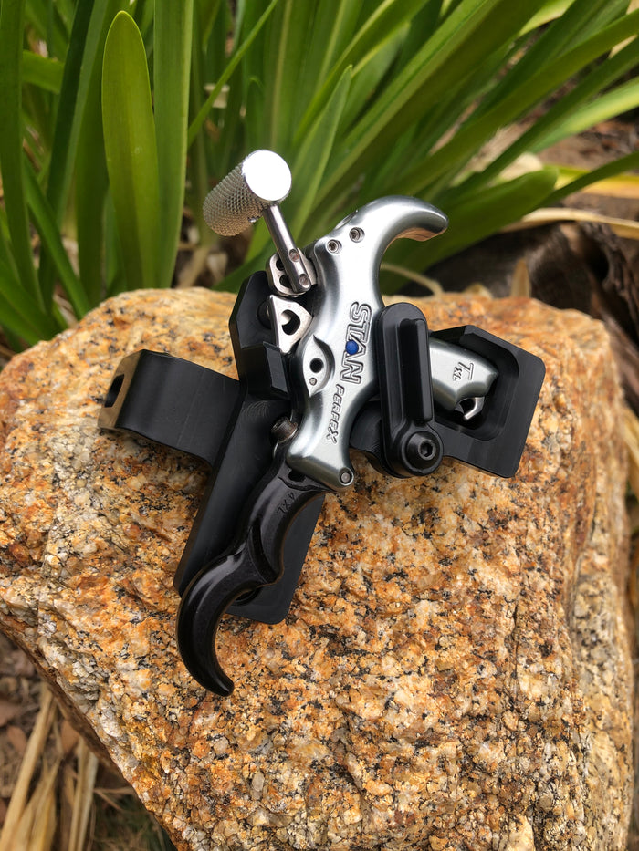 AOT magnetic release holder for the Stan Perfex Long Neck and Scott Pursuit thumb releases, M-XL, right hand
